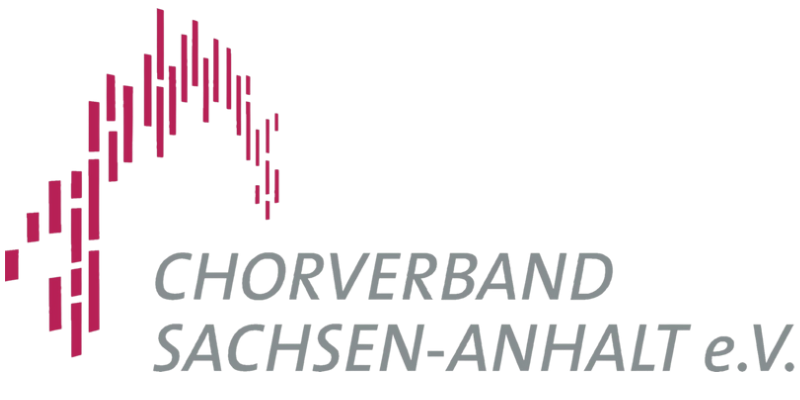 Ein Logo mit grauem Schriftzug: Chorverband Sachsen-Anhalt e.V. und eine violettfarbene Schall-Grafik.